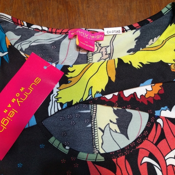 *HOST PICK* NWT Sunny Leigh Size 1X Brightly Coloured Pullover Shirt, Sh… - Picture 2 of 10